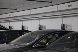 Ladebokser på rekke i et parkeringsanlegg