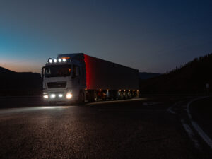En lastebil som kjører i mørket